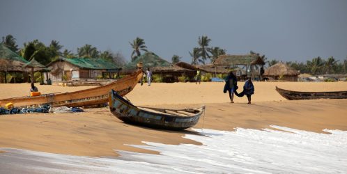 Plage_cote_ghana_pecheur_filet_bateau_vagues_ecotourisme_ecobenin